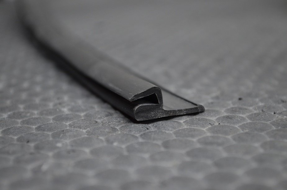 Beading, large 'h', black, sold by the metre